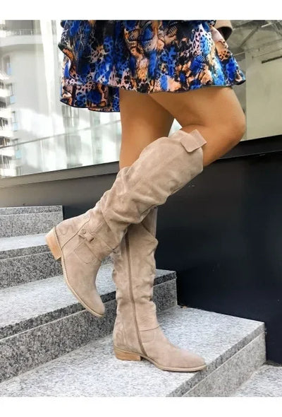 Knähöga damstövlar med låg klack – eleganta retro boots