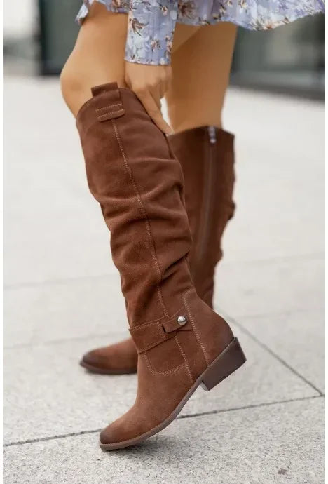 Knähöga damstövlar med låg klack – eleganta retro boots